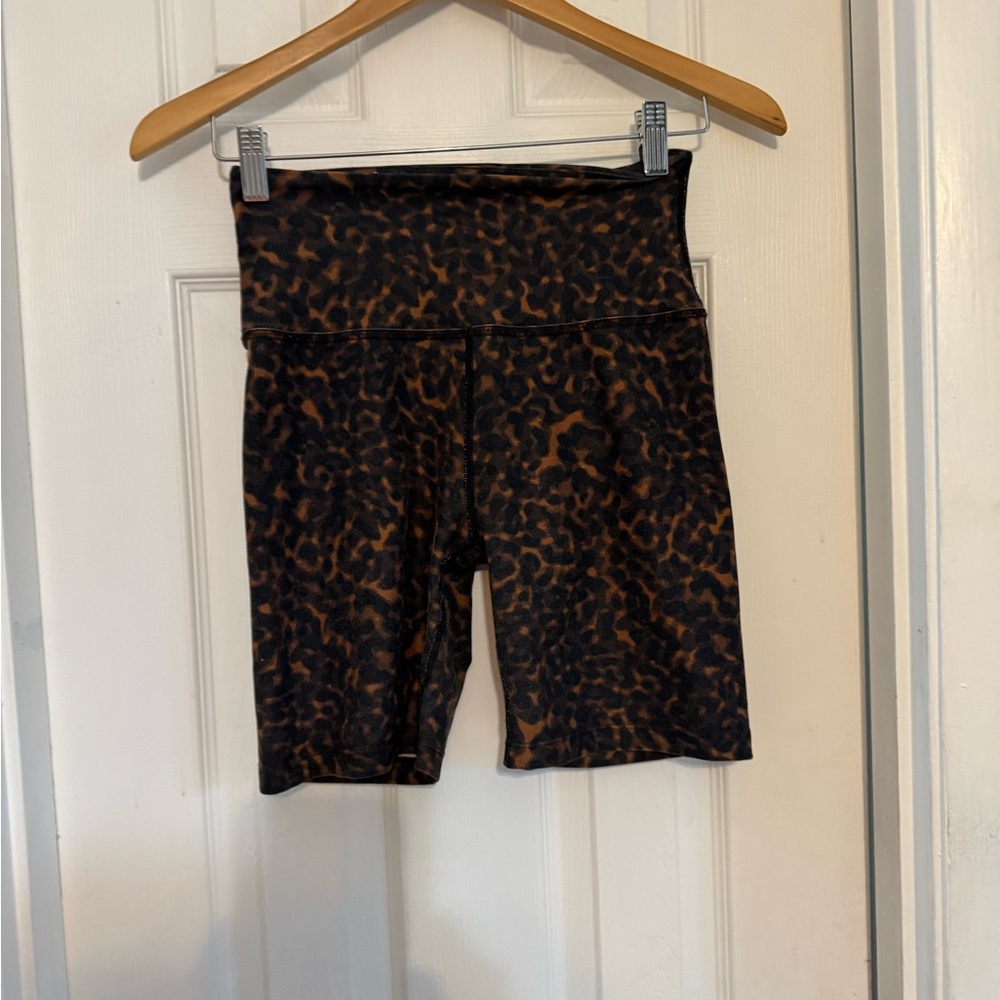 Beyond Yoga Spacedye High Waist 7 in Bikeshort Leopard Print